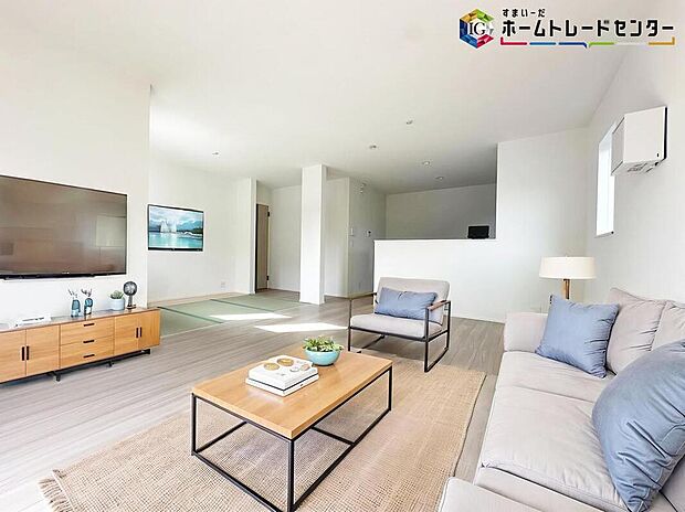 ≪Living room≫
ママの目線でデザインされた住まいは、水回りの導線や豊富な収納など魅力がたくさん。住み心地の良さをぜひご体感下さい！     
※家具はCGでございます。