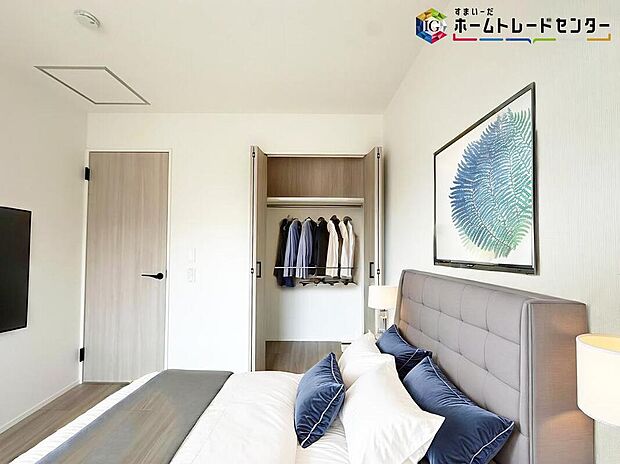 ≪Room≫
採光良好な明るい室内。木の温もりがやさしいフローリングは安らぎをもたらすプライベート空間。        
※家具はCGでございます。