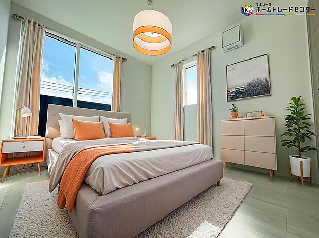 ≪Room≫
採光良好な明るい室内。木の温もりがやさしいフローリングは安らぎをもたらすプライベート空間。        
※家具はCGでございます。
