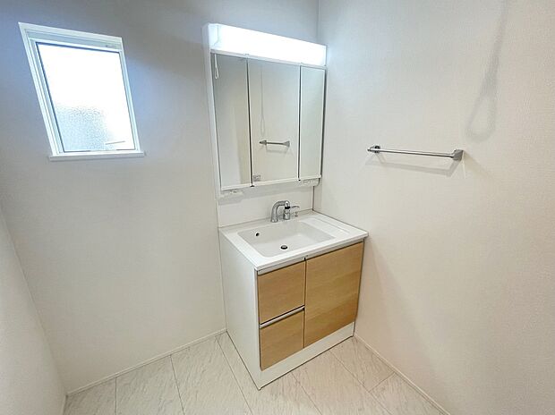 【洗面台】≪Powder room≫
白を基調とした爽やかなサニタリースペース。清潔感のある快適空間です。毎日の身支度も気持ち良くお使い頂けます。