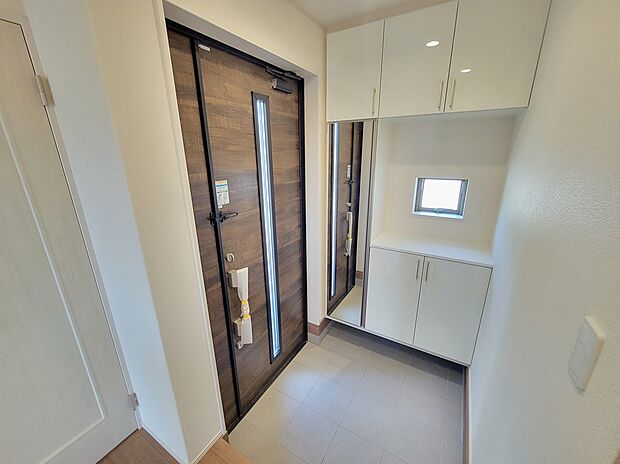 【玄関】≪entrance≫　訪れる人を優しく迎える、スタイリッシュな玄関。