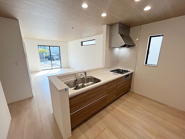 【キッチン】≪Kitchen≫
リビングで遊んでいるお子様を見守りながら、時にはお喋りをしながら料理や後片付けができる人気の高いスタイルです♪