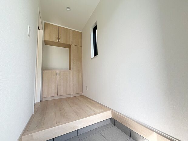 【玄関】≪entrance≫
コの字型の玄関収納を採用。多くの靴を収納できる上、飾り棚を利用して、お越しいただくお客様をおもてなしできます。