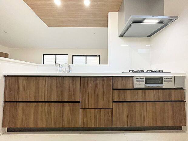 【キッチン】窓付きの明るく爽やかなキッチンスペース。床下収納もございますので、いつでもすっきりとお使い頂けそうです。
