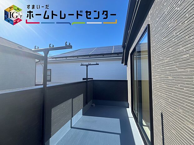 【バルコニー】お布団やシーツも１回でまとめて干せます。広いバルコニーからたっぷりの光をうけたお布団やシーツから太陽のにおいが感じられます。