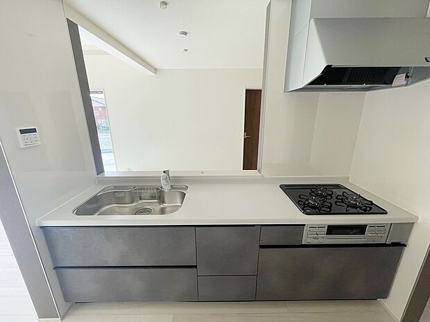 【キッチン】窓付きの明るく爽やかなキッチンスペース。床下収納もございますので、いつでもすっきりとお使い頂けそうです。