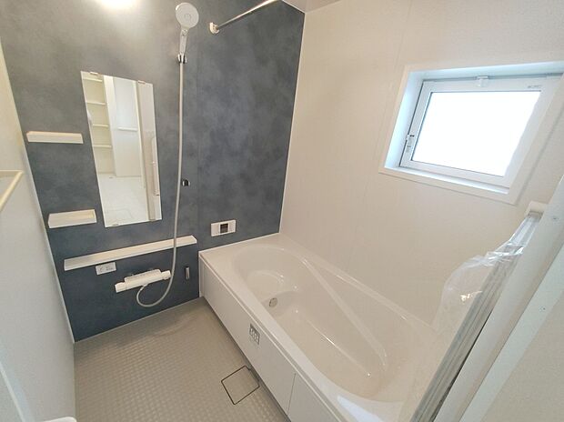 【浴室】≪Bathroom≫
窓付きのバスルームは、採光もあり明るく気持ちの良い空間です。窓があることで、換気環境も良好。掃除もスムーズに出来ます。