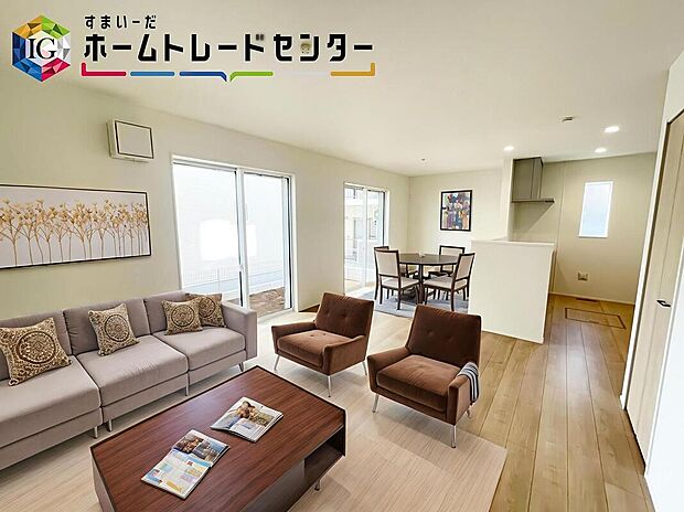 【LDK】≪Living room≫
自然光に包まれたリビング。あふれる陽光の輝き、子どもたちの笑顔も光り輝いて見える。
※家具はCGでございます。
