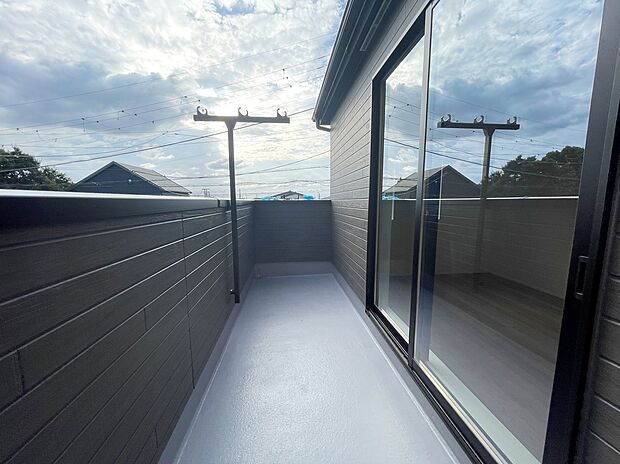 【バルコニー】≪balcony≫
晴れた日にはたっぷりのお洗濯ものを干すことができるバルコニー。