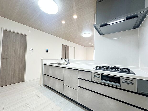 【キッチン】≪Kitchen≫
リビングで遊んでいるお子様を見守りながら、時にはお喋りをしながら料理や後片付けができる人気の高いスタイルです♪