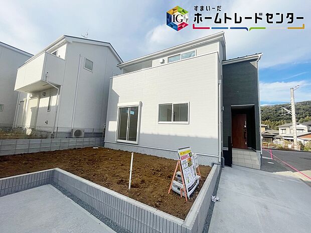 【現地外観写真】一戸建ての大きなメリットは、「自分の土地」を自由に使えること。好きなペットが飼えるほか、ガーデニングやＤＩＹ、車やバイクの手入れなど様々な趣味を楽しめます♪