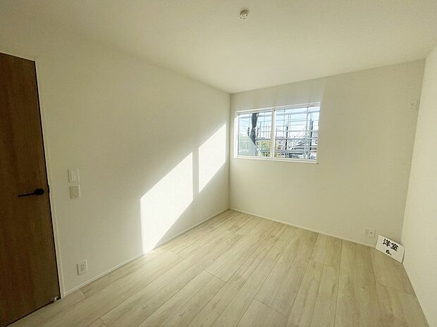 【リビング以外の居室】常に明るい2階洋室！日中の電気使用がないので、家計にも助かります！