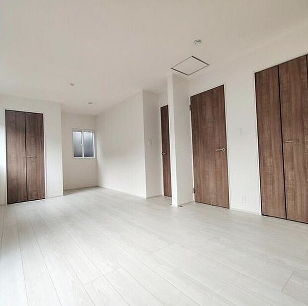 【リビング以外の居室】明るめのフローリングですので、壁紙ともマッチし、お部屋を更に広く見せてくれる効果も。