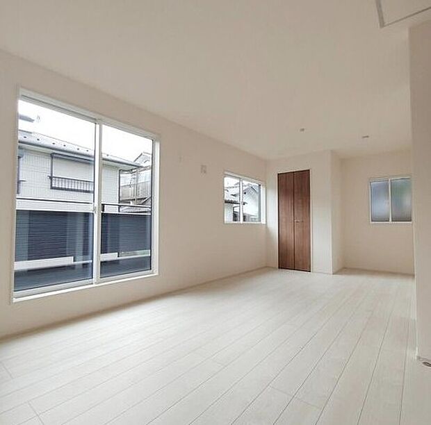 【リビング以外の居室】お陽さまの光をさわやかな風をたっぷりとりこめます。室内はいつも明るい印象なので気持ちの良い朝を迎えられます。毎日の生活も明るくなりそうです。