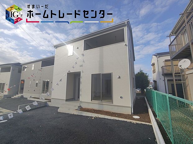 【現地外観写真】一戸建ての大きなメリットは、「自分の土地」を自由に使えること。好きなペットが飼えるほか、ガーデニングやＤＩＹ、車やバイクの手入れなど様々な趣味を楽しめます♪