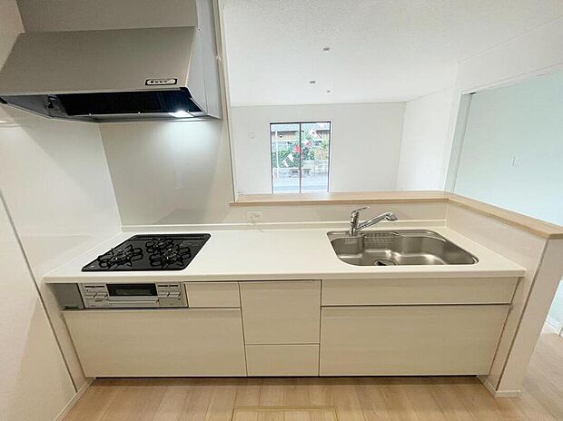 【キッチン】対面式キッチンですので、お食事の準備をしながらご家族との会話を楽しめます☆水回りも集中しているので、家事の動きがらくちんです♪