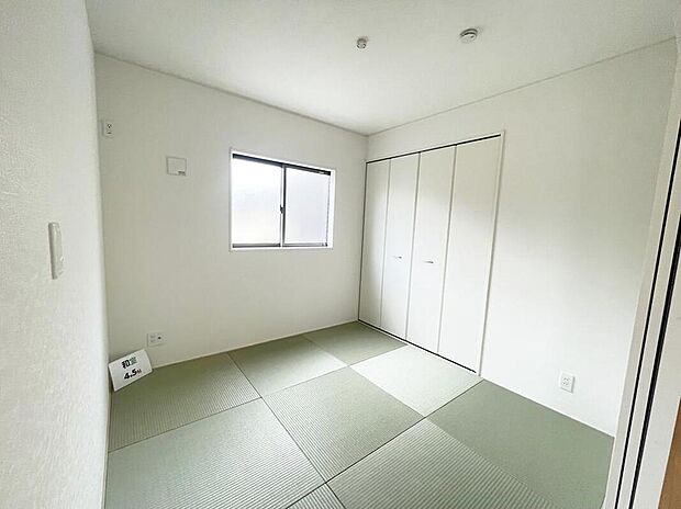 【リビング以外の居室】ホッと足を伸ばして寛げる和室をご用意。お子様の目の届く遊び場としても重宝します。