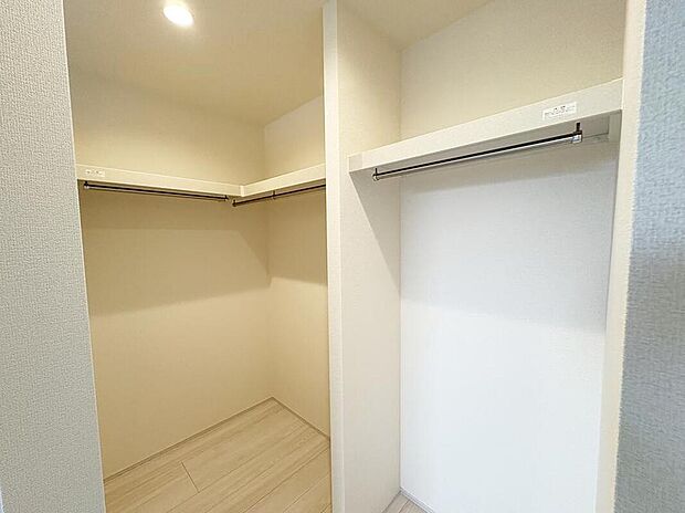 【収納】大人が立って入る事ができる広々クローゼット。コートやワンピースはもちろん、ゴルフバッグ等大きな物も楽々収納できます。