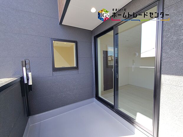 【バルコニー】≪balcony≫
南側に設置されたバルコニー。心地よい春の陽射しや暖かな風を楽しむことが出来る。晴れた日にはたっぷりの洗濯物や布団を干せます!