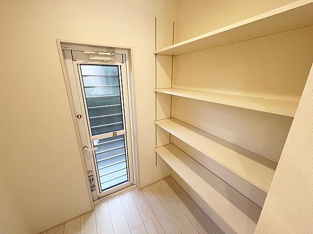 【≪Kitchen≫】キッチンのすぐ横の収納スペースはミネラルウォーターや調味料などの置き場所に最適♪