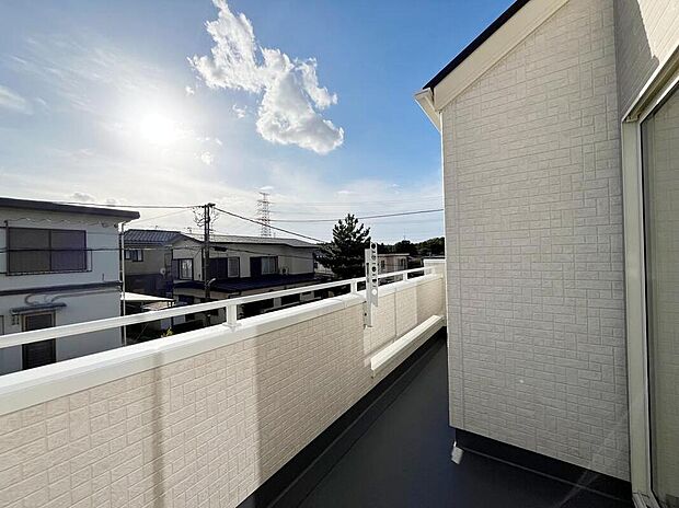 【バルコニー】お布団やシーツも１回でまとめて干せます。広いバルコニーからたっぷりの光をうけたお布団やシーツから太陽のにおいが感じられます。