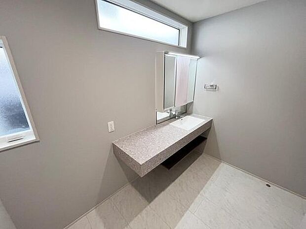 【≪Powder room≫】サニタリースペースには窓が備えられております。毎朝の身支度も、陽の光差し込む明るい空間で、快適にお使い頂けそうです。