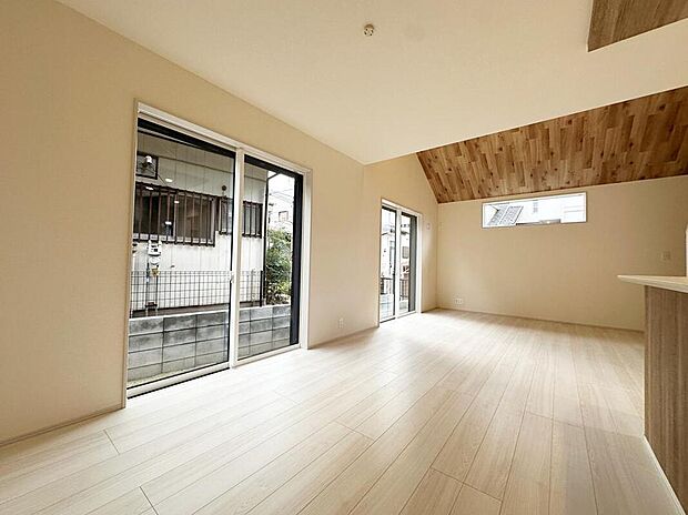 【リビング】ホームパーティに招きたくなる自慢の広々LDK．伸びやかな子育てや、にぎやかなふれあいの日々を存分に楽しんでください。