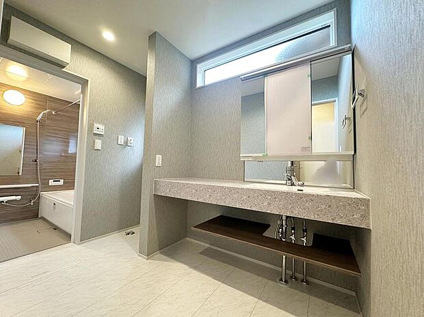 【洗面台・洗面所】白を基調とした爽やかなサニタリースペース。清潔感のある快適空間です。毎日の身支度も気持ち良くお使い頂けます。