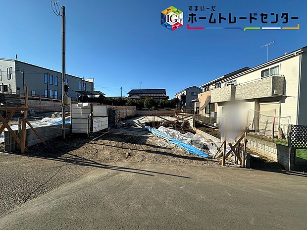 【前面道路含む現地写真】◆平日・お仕事帰りなど、いつでもご案内させていただきます!デザイン・目に見える設備面も大切ですが、耐震構造で地震に強い家の為、次代へ繋ぐ強固な住宅です。