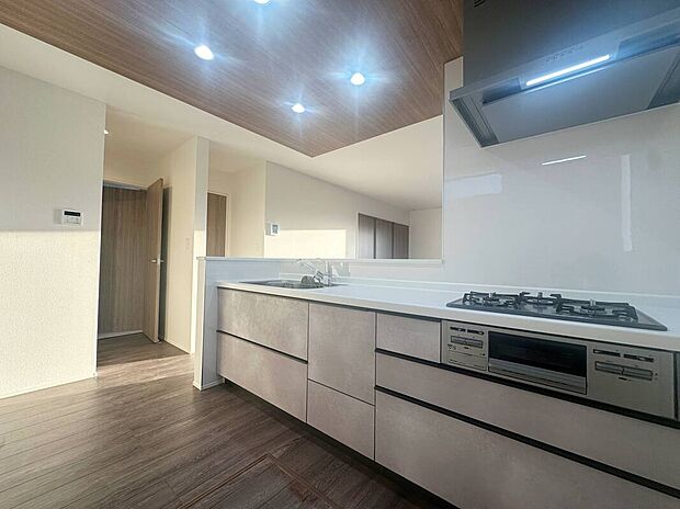 【キッチン】≪Kitchen≫
リビングで遊んでいるお子様を見守りながら、時にはお喋りをしながら料理や後片付けができる人気の高いスタイルです♪