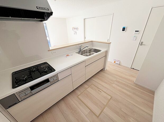 【キッチン】≪Kitchen≫
ママさんに人気のある対面式キッチン♪お料理をしながら「今日どんなことがあったの？」も楽しみの一つです♪