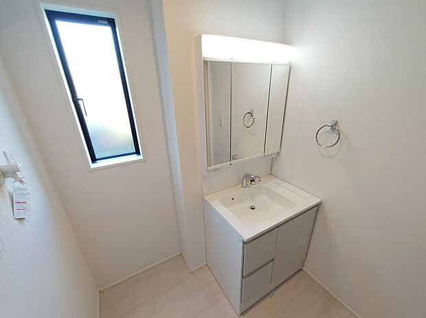 【洗面台】≪Powder room≫
サニタリースペースには窓が備えられております。毎朝の身支度も、陽の光差し込む明るい空間で、快適にお使い頂けそうです。