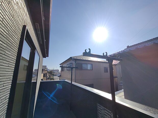 【バルコニー】お布団やシーツも１回でまとめて干せます。広いバルコニーからたっぷりの光をうけたお布団やシーツから太陽のにおいが感じられます。
