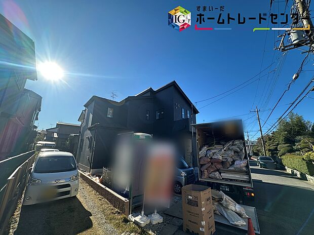 【前面道路含む現地写真】◆耐震性能にこだわる「飯田グループ」の家です！お客様のすまいと安全を守る大切な住宅だからこそ、実際の建物の作りと安心感をぜひ現地にてご体感ください！ご見学予約受付です！