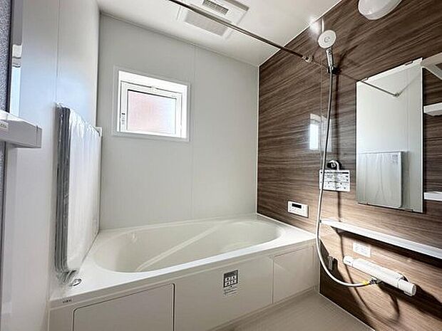 【浴室】窓付きのバスルームは、採光もあり明るく気持ちの良い空間です。窓があることで、換気環境も良好。掃除もスムーズに出来ます。