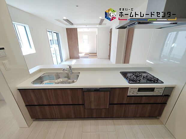 【キッチン】≪Kitchen≫
明るく開放感のあるリビング。対面式キッチンは、いつでもご家族を感じられる空間作りの重要ポイントになりそうです。