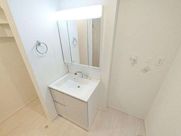 【≪Powder room≫】明るく清潔感溢れるサニタリースペース。毎日使う場所だからこそ、快適な空間となっております。