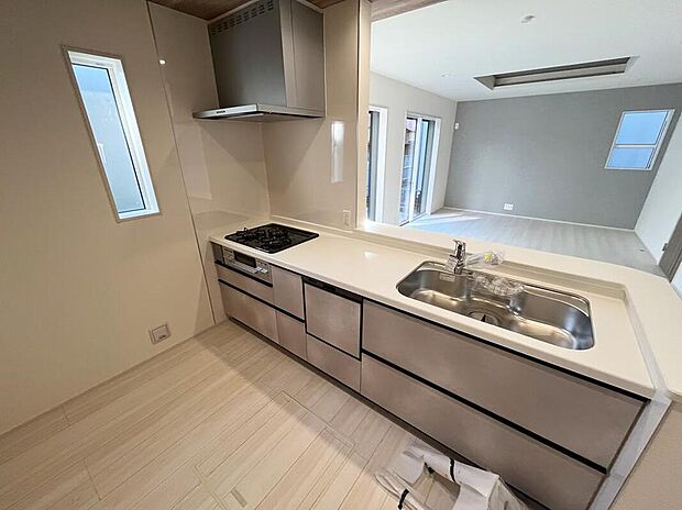 【キッチン】ご家族と会話をしながらのお料理は楽しいですね。出来上がった料理をお子さんが運ぶなどお手伝い時間も増えそう！