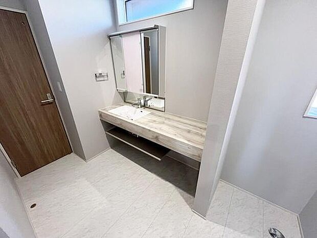 【洗面所】明るく清潔感溢れるサニタリースペース。毎日使う場所だからこそ、快適な空間となっております。