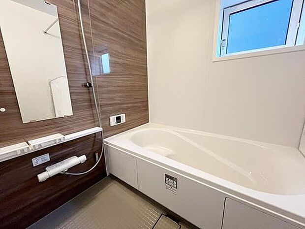 【浴室】窓付きのバスルームは、採光もあり明るく気持ちの良い空間です。窓があることで、換気環境も良好。掃除もスムーズに出来ます。