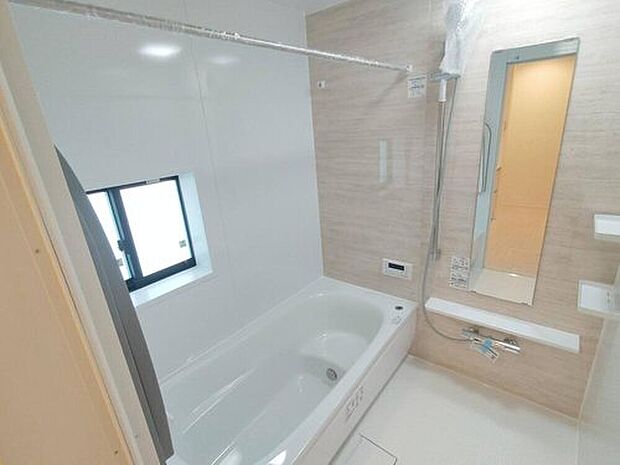 【≪Bathroom≫】毎日の疲れを癒す浴室は1坪タイプです。足を伸ばしてゆっくりとくつろげます。