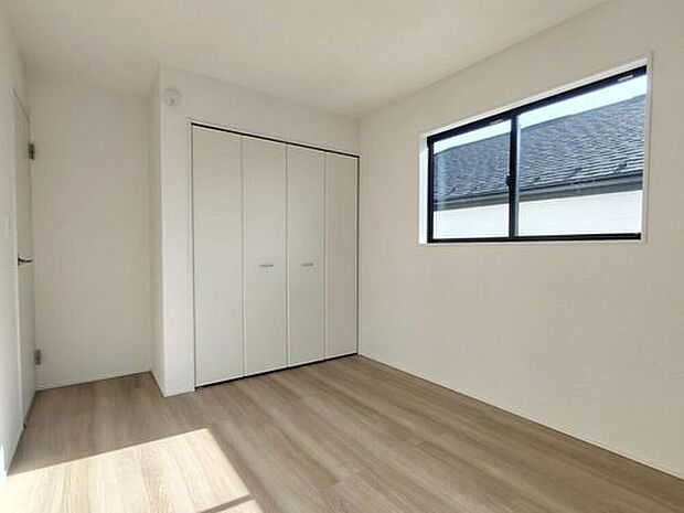 【≪Room≫】明るめのフローリングですので、壁紙ともマッチし、お部屋を更に広く見せてくれる効果も。