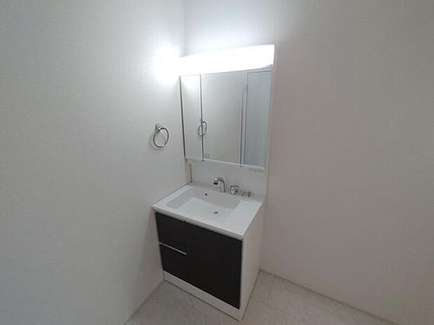 【≪Powder room≫】明るく清潔感溢れるサニタリースペース。毎日使う場所だからこそ、快適な空間となっております。