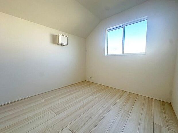 【≪Room≫】採光良好な明るい室内。木の温もりがやさしいフローリングは安らぎをもたらすプライベート空間。