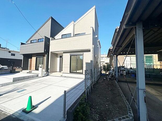 【前面道路含む現地写真】◆休日にご家族揃ってご見学はいかがでしょうか♪実際の現地を見てみると図面などではわからない、新たな発見もありますのでまずはお気軽にお問い合わせください♪

