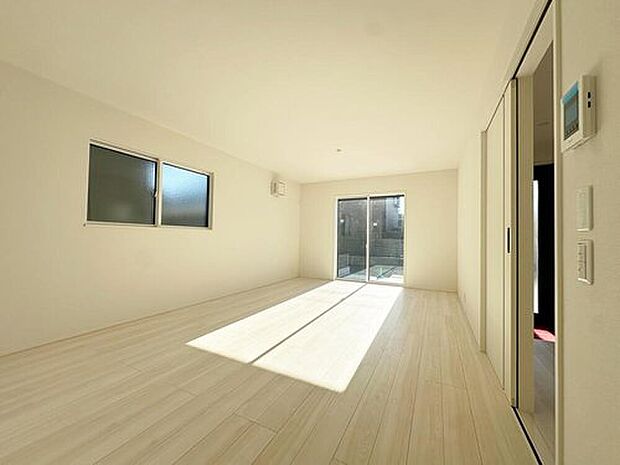 【≪Living room≫】自然光に包まれたリビング。あふれる陽光の輝き、子どもたちの笑顔も光り輝いて見える。