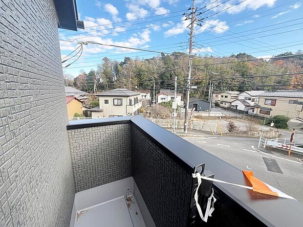 【バルコニー】お布団やシーツも１回でまとめて干せます。広いバルコニーからたっぷりの光をうけたお布団やシーツから太陽のにおいが感じられます。