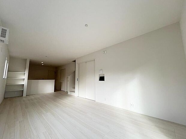 【リビング】大きな窓のあるリビングは、陽光あふれる明るい空間です。居心地良く、ご家族皆がゆったり寛げる憩いの空間となりそうです。