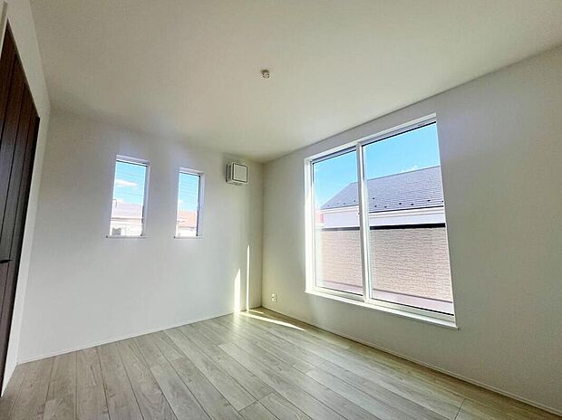 【リビング以外の居室】2面採光を確保した明るい室内は、風通しも良く、大変居心地の良い空間となっております。爽やかな風を感じて起きる朝は、快適生活の始まりに！