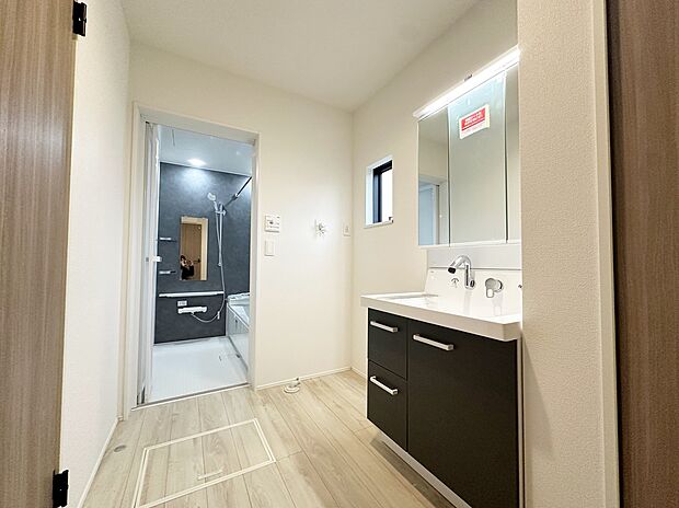 【洗面台】≪Powder room≫
明るく清潔感溢れるサニタリースペース。毎日使う場所だからこそ、快適な空間となっております。
